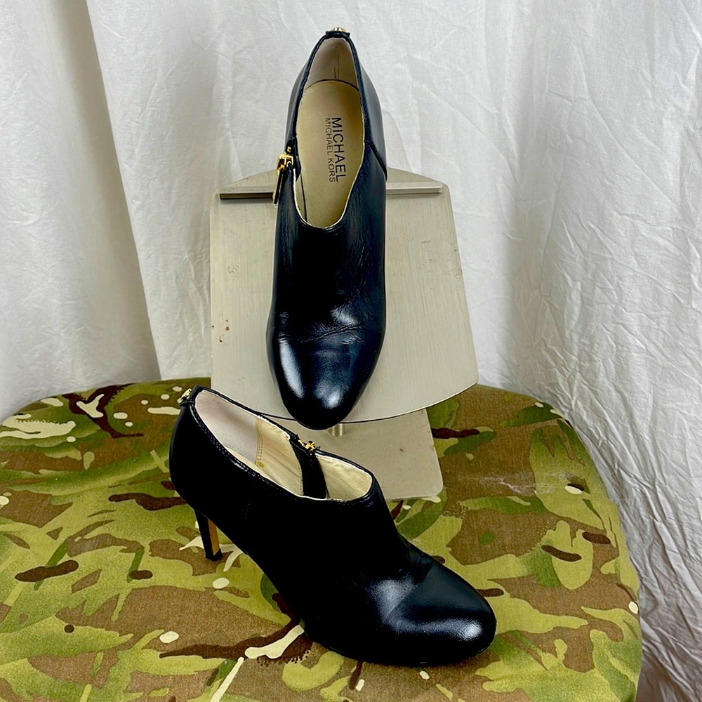 Michael Kors - 3-inch Black side-zip Booties size 6.5 EUC